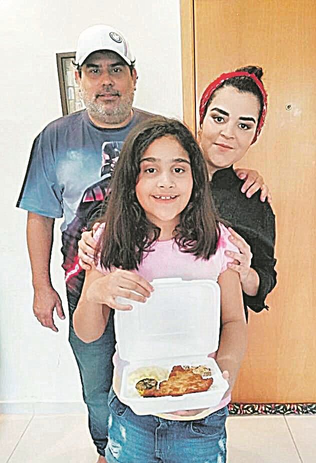 A chef Carolina Felizardo, 37, que, ao lado do marido Marcelo Silva, 47, e da filha, Laura (Foto: Divulgação)