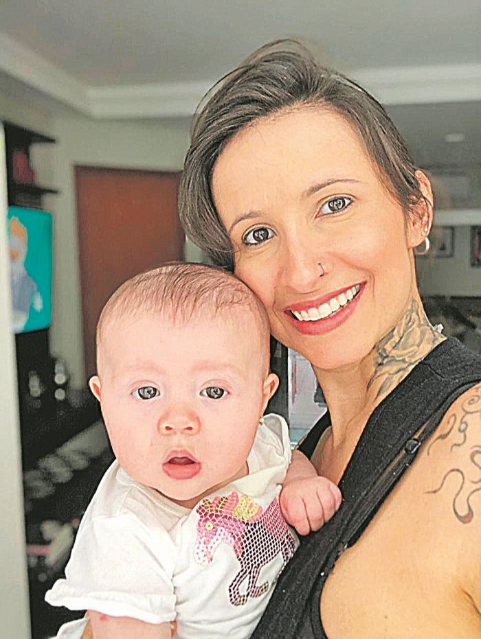 A tatuadora Kessy Borges, 41 anos,e a filha Martina (Foto: Divulgação)