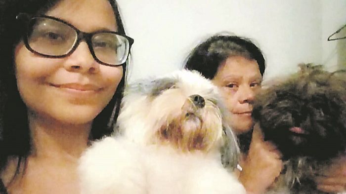 Thays e a mãe Elana fazem pose com os pets Luffy e Olívia Maria (Foto: Acervo pessoal)