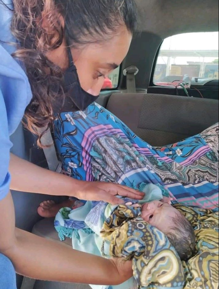 Emanuelle recebendo os primeiros cuidados, ainda dentro do carro no posto (Foto: Divulgação)