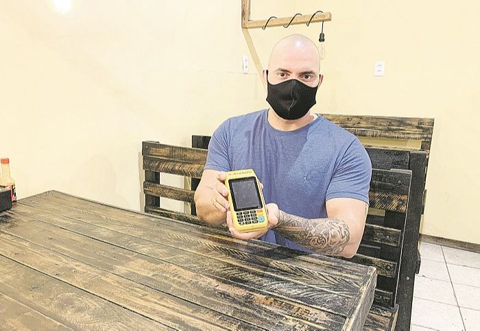 Pedro Vieira vai buscar o empréstimo na maquininha: “Ficamos um longo período de portas fechadas” (Foto: Jaider Miranda)