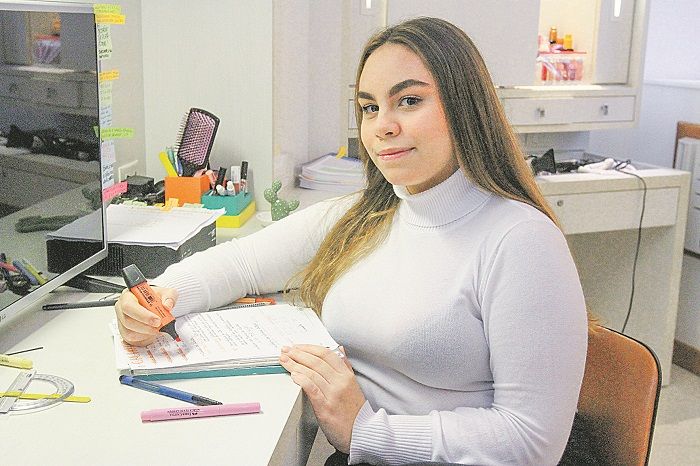 Giulia, 17 anos, sente falta das aulas presenciais na preparação para o Enem (Foto: Leone Iglesias/AT)