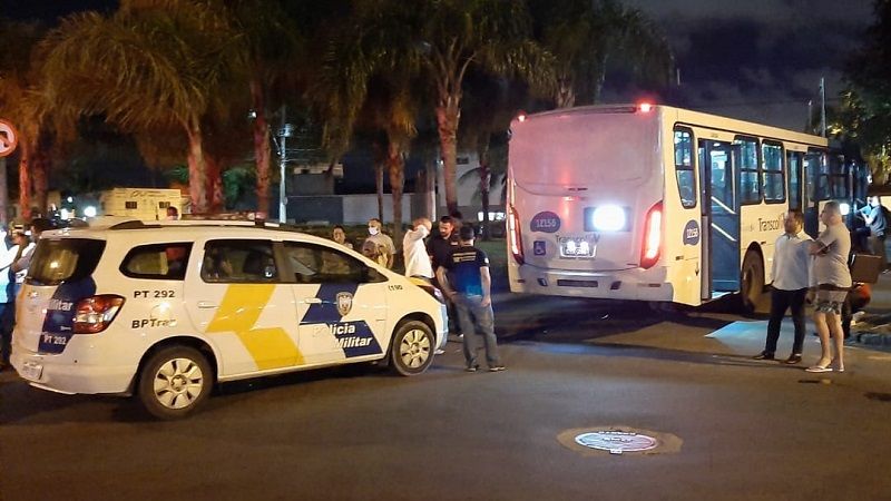 O acidente aconteceu na noite desta terça-feira (18) em uma rotatória da Avenida João Mendes no bairro Itaparica, em Vila Velha (Foto: Amanda Drumond)