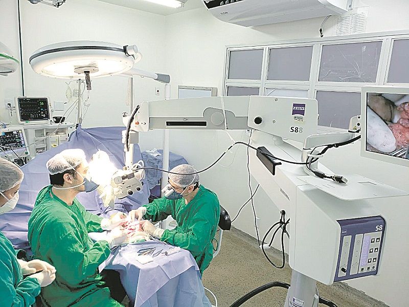 Equipe do Hospital Antônio Bezerra de Faria durante a cirurgia que reimplantou o dedo de professor (Foto: Divulgação/Sesa)