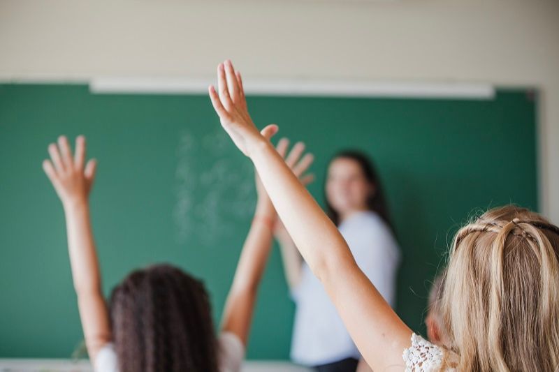 Estudantes em sala de aula (Foto: Freepik)