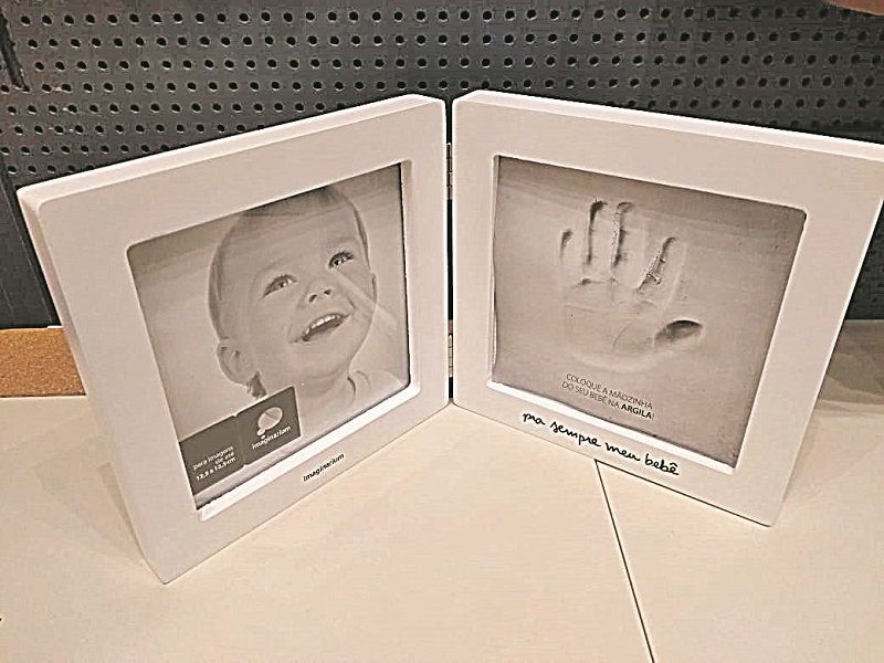 Porta-retrato guarda foto e molde de mão ou pé (Foto: Divulgação/ Imaginarium)