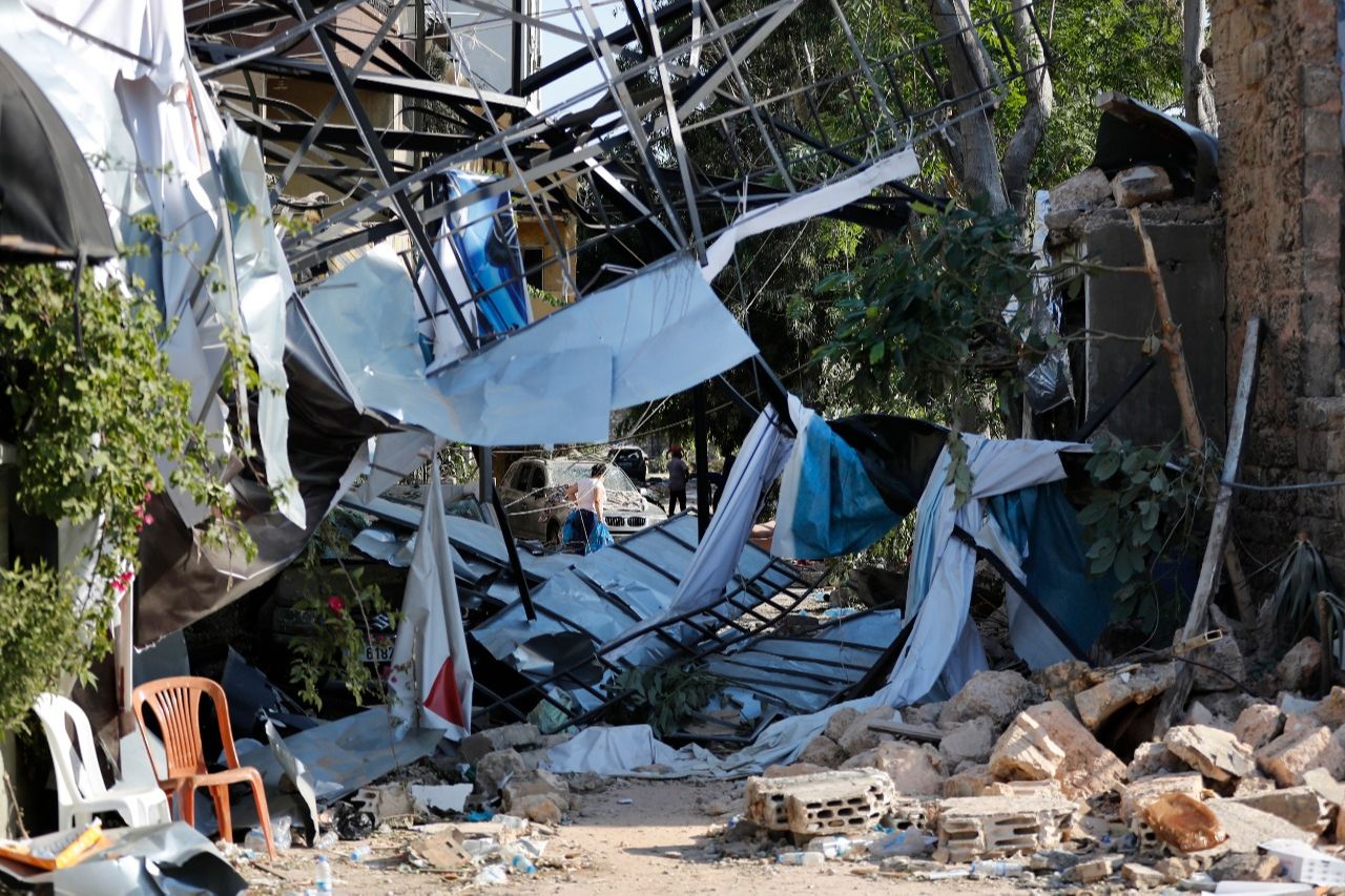 Destruição causada por explosões (Foto: HUSSEIN MALLA/AP)