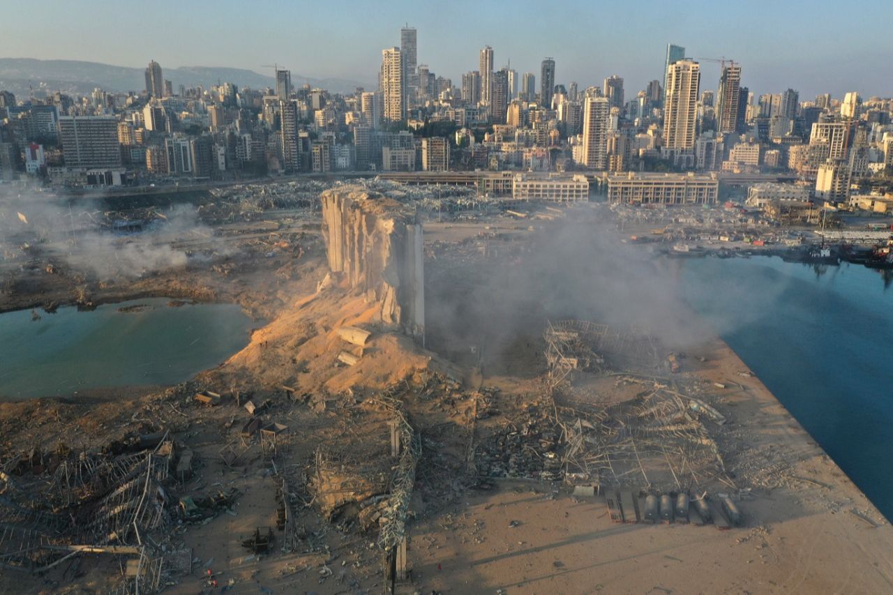 Local da explosão em Beirute (Foto: HUSSEIN MALLA/AP)