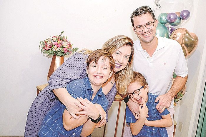 O administrador Fernando Batalha, 39, a jornalista Grazieli Esposti, 38, e os filhos Bernardo, de 9 anos, e Henrique, de 6 (Foto: Camilla Baptistin/Divulgação)