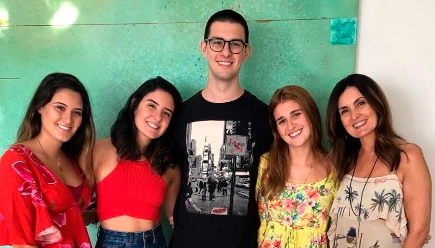 Fátima Bernardes com o filho, filhas e nora (Foto: Reprodução / Instagram)