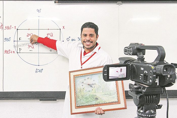 Professor Fernando Dias utiliza o relógio para ensinar trigonometria aos alunos nas aulas ministradas online (Foto: Leone Iglesias/AT)