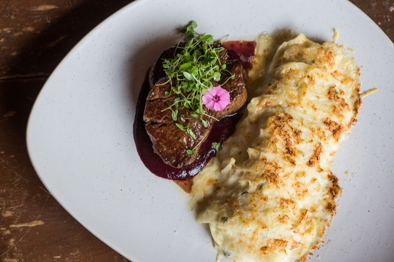 Talharim de pupunha com molho de creme de leite e sálvia, gratinado com grana padano. (Foto: Rodrigo Borçato/Divulgação)