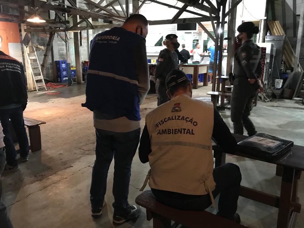 Durante a ação de fiscalização as equipes percorreram vários locais com alto índice de reclamações e que permitem aglomerações, som alto, além funcionamento indevido dois estabelecimentos. (Foto: Comunicação PMVV/Divulgação)