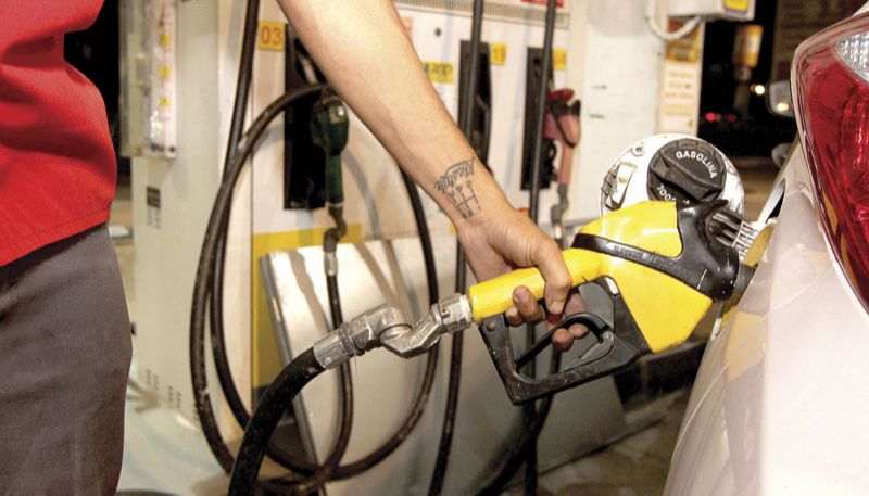 Frentista abastece veículo em posto da Grande Vitória. Retomada da economia pode pressionar preços (Foto: Beto Morais / AT)