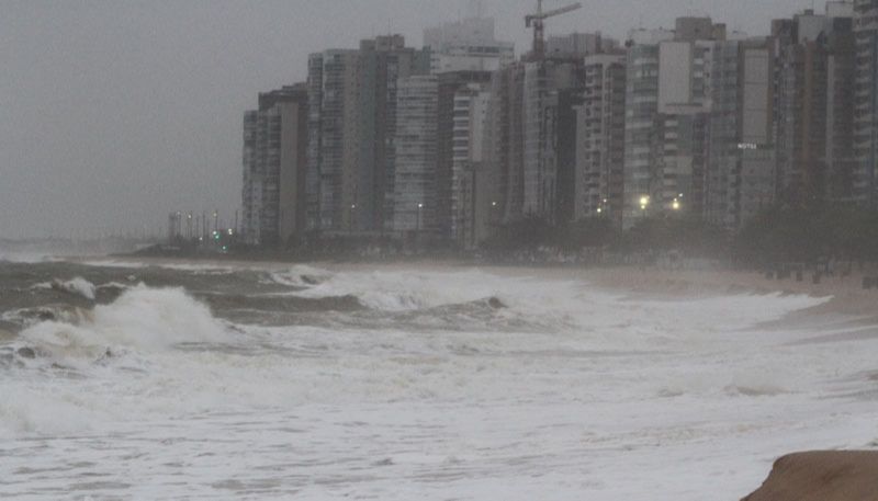 Ondas fortes atingem as praias de Coqueiral e Itapuã, em Vila Velha (Foto: Leone Iglesias / AT)