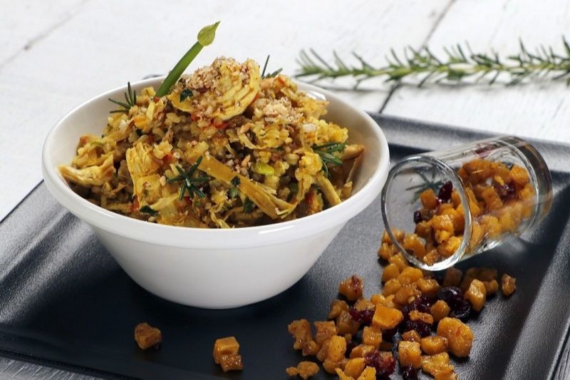 O arroz com galinha da montanha leva arroz cateto orgânico, galinha orgânica em lascas, tempero verde, crocante de linguiça e rúcula. (Foto: Olivier Schochlin/Divulgação)