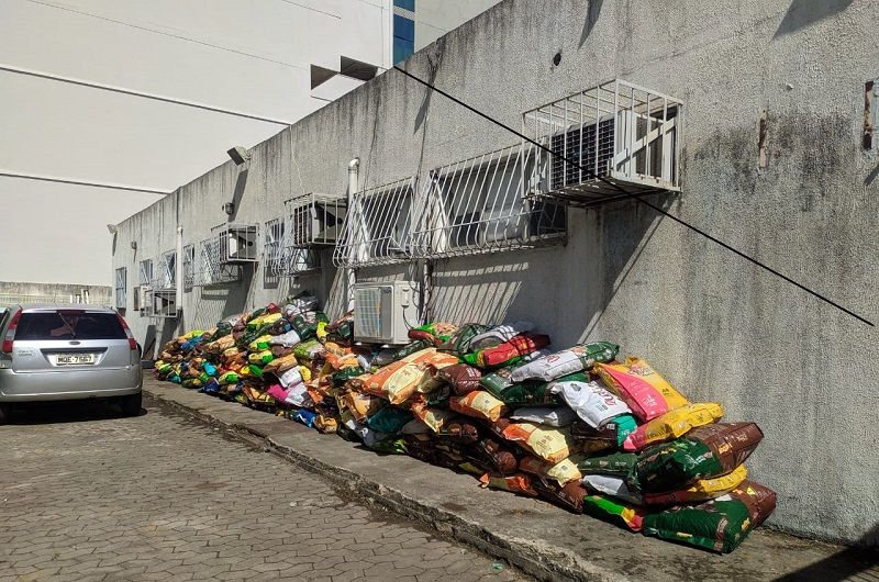 No interior do galpão existiam dois caminhões e duas cargas roubadas, sendo uma de baterias veiculares e outra de rações para animais (Foto: Júlia Afonso)