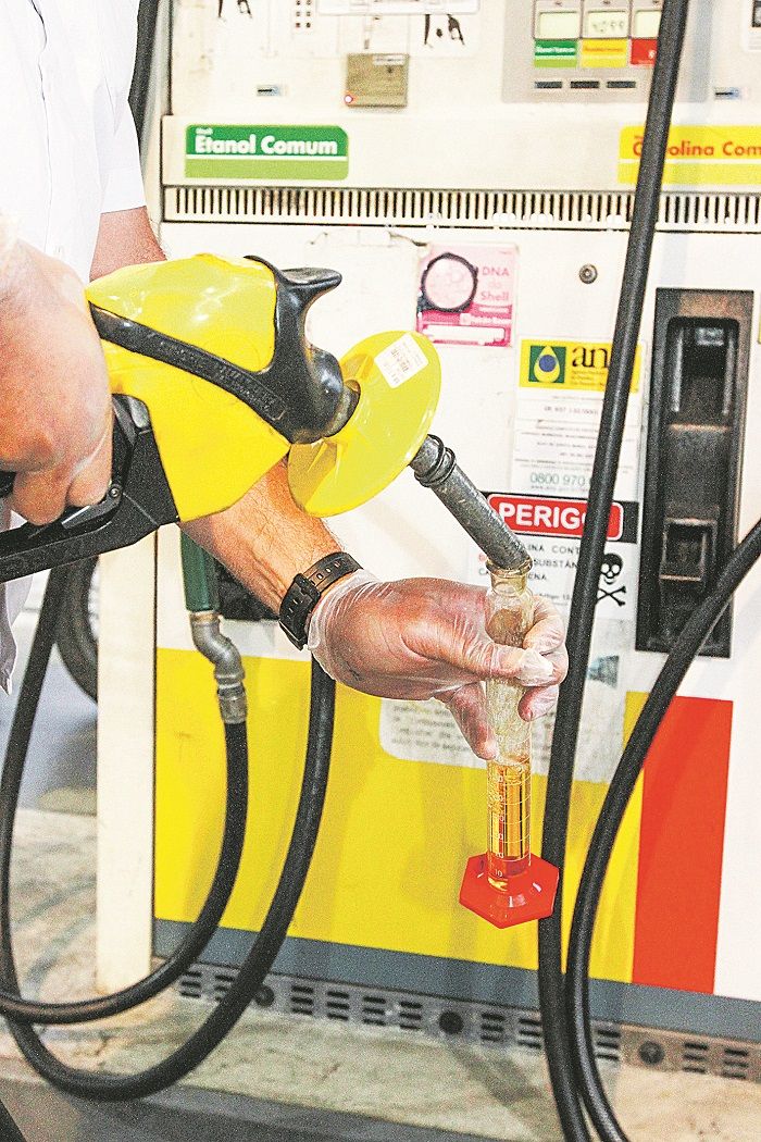 Gasolina em posto (Foto: Leone Iglesias/AT)