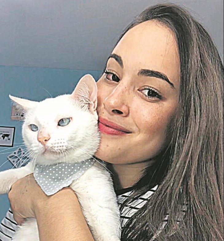A estudante Elissa diz que se surpreendeu com a afetividade felina ao adotar o Seu Edson (Foto: Acervo pessoal)