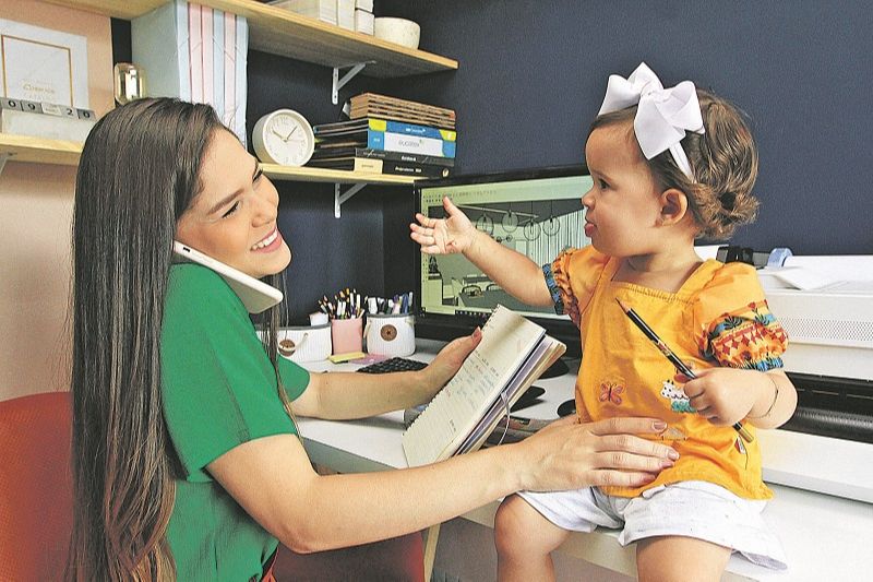 Aline Leivas e a filha, Aurora (Foto: Kadidja Fernandes/ AT)