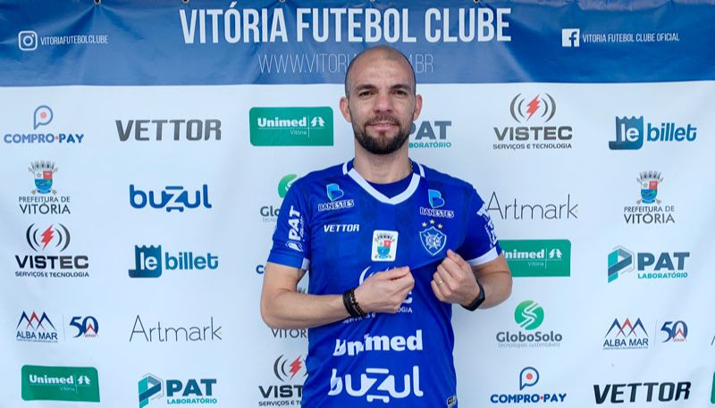 Gladstone foi apresentado nesta quarta-feira (Foto: Divulgação / Vitória FC)