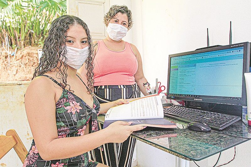 Gleicielly, de 12 anos, e a mãe Glauciene Bragança (Foto: Dayana Souza/AT)