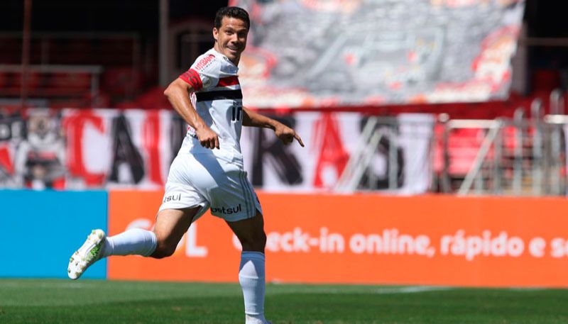 Hernanes corre para comemorar (Foto: Reprodução / Twitter)