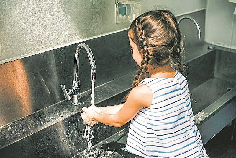 Estudante adota medida de higiene para evitar a contaminação pelo novo coronavírus (Foto: Rawpixel)