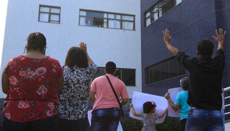 Gabriel acompanhou a homenagem da janela do hospital (Foto: Dayana Souza / AT)