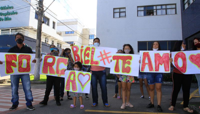 Sinovaldo, à esquerda, participou da homenagem ao filho Gabriel, que estava na janela do hospital (Foto: Dayana Souza / AT)