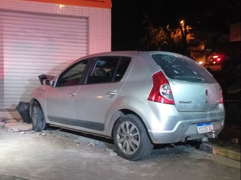 Vítimas estavam dentro de um veículo prata quando foram baleadas. (Foto: Internauta)