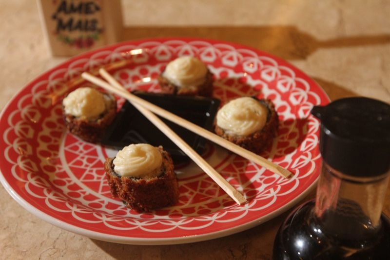 O hot de linguiça vegano faz parte da barca de sushis do Agavegan. (Foto: Beto Morais/AT)
