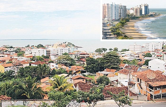 vista aérea de Iriri, em Anchieta: preocupação é a praia ficar com sombra, como ocorre em Vila Velha (destaque) (Foto: Roberta Bourguignon e Arquivo/AT)