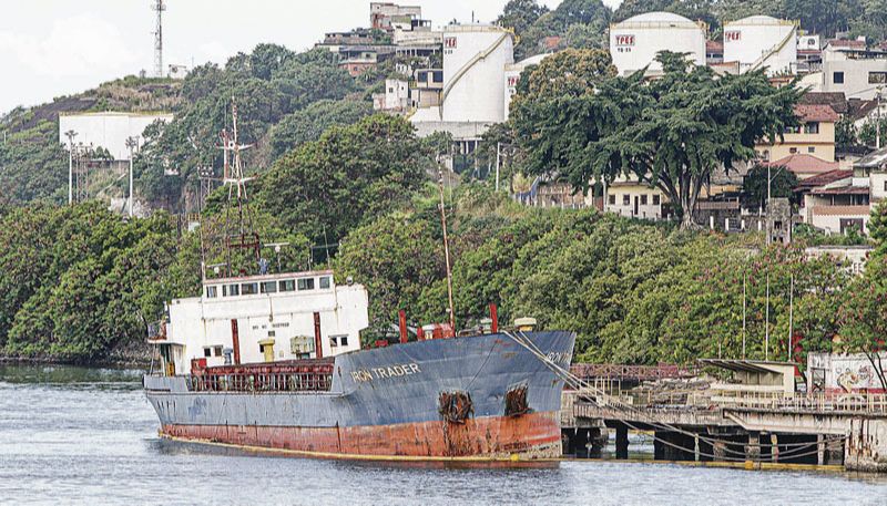 Navio Iron Trader na baía de Vitória. Melhor seria afundá-lo (Foto: Leone Iglesias / AT)