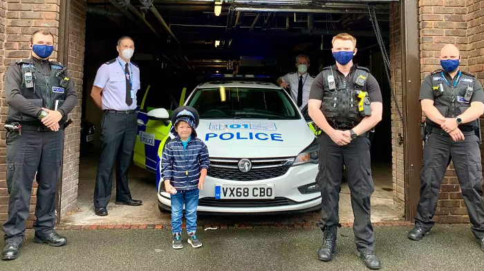Josh com agentes da polícia de West Mercia (Foto: Reprodução/Twitter)