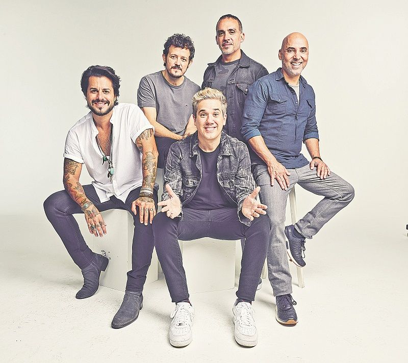 Rogério Flausino e seus companheiros do Jota Quest vão apresentar o show acústico. (Foto: )