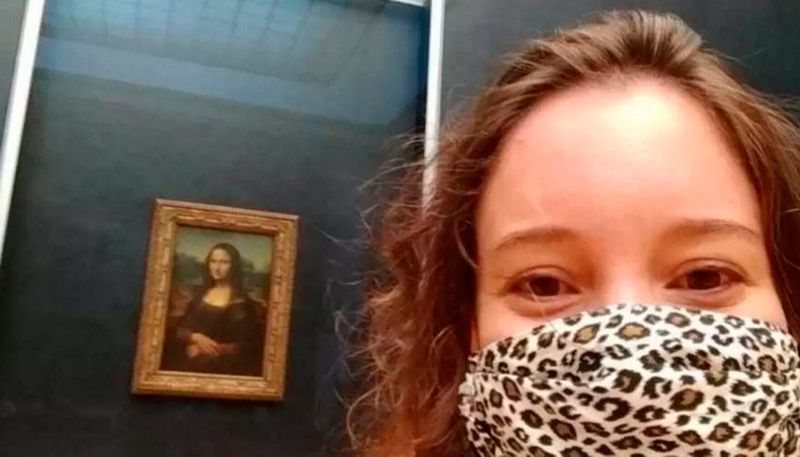 Juliana Coelho, com a foto de Monalisa ao fundo (Foto: Acervo Pessoal)