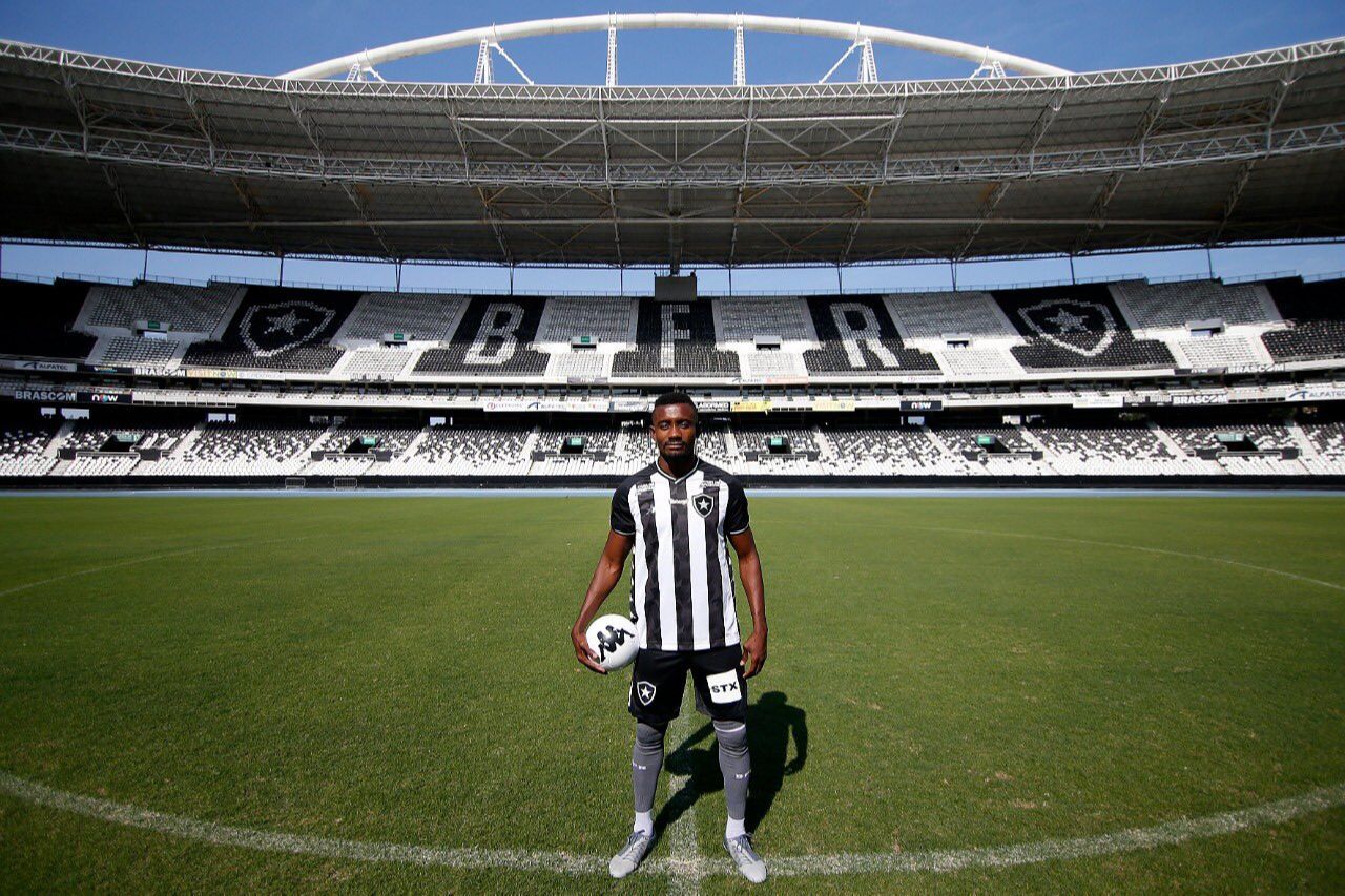 Salomon Kalou foi apresentado oficialmente (Foto: Vítor Silva/ BFR)