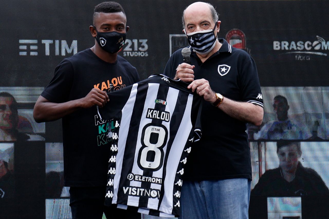Kalou recebeu a camisa do Botafogo do presidente do clube, Nelson Mufarrej (Foto: Vítor Silva/ BFR)