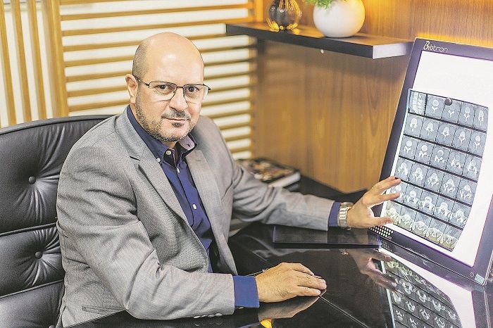 Lourimar Tolêdo, cirurgião de coluna, afirma que o ambiente de trabalho em casa deve ser calmo e iluminado (Foto: Hugo Boniolo/ Divulgação)