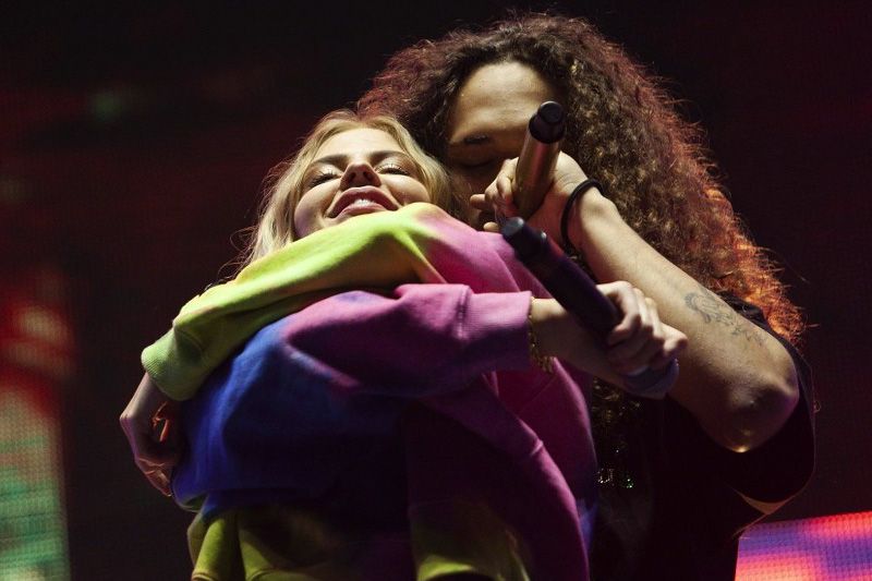 Luísa cantou algumas músicas agarradinha com Vitão no Paraná (Foto: Divulgação/Marcos Mancinni)