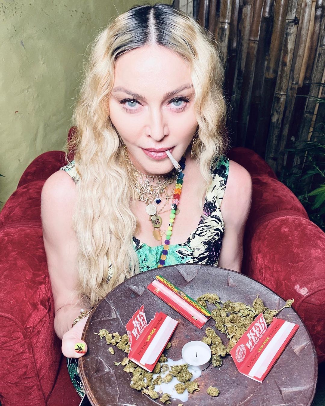 A cantora publicou foto com cigarro de maconha (Foto: Reprodução Instagram)