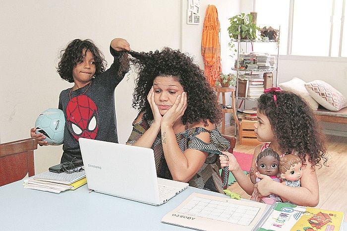 Vasty Nunes Pereira e os filhos, Caetano, de 7 anos, e Nina, de 5: ela disse que muitas vezes espera as crianças dormirem para realizar atividades profissionais (Foto: Leone Iglesias/TA)