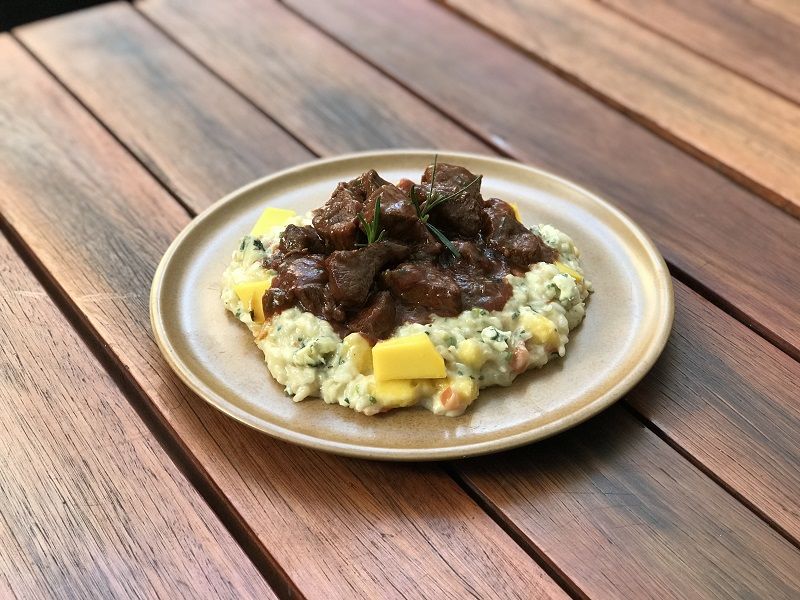 O risoto leva gorgonzola, manga e filé mignon aos molho madeira e de tomate. (Foto: Figata Pizza & Birra/Divulgação)