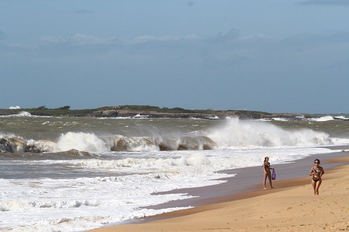 Frente fria vai deixar o mar agitado no Estado (Foto: Leone Iglesias/AT)
