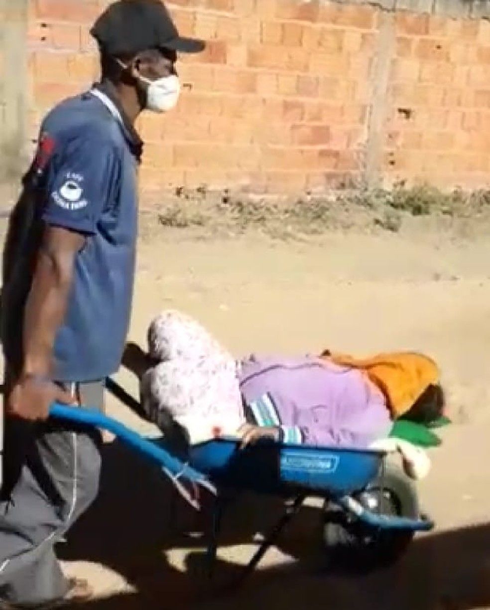Maria Eduarda foi levada de carrinho de mão para o hospital no mês passado (Foto: Arquivo Pessoal)