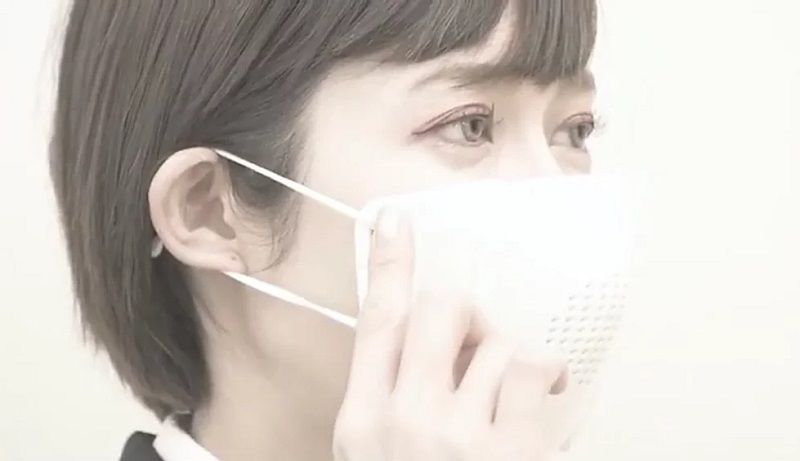 A máscara desenvolvida pela empresa japonesa Donut Robotics promete proteger, amplificar a voz e traduzir a fala em 8 idiomas diferentes (Foto: Divulgação/ Donut Robotics)