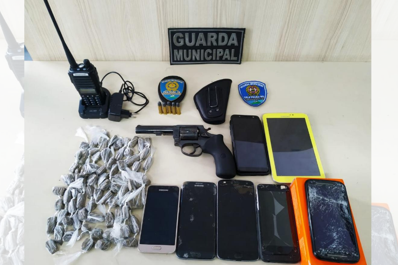 Material apreendido com o suspeito do crime (Foto: Divulgação/GMVV)