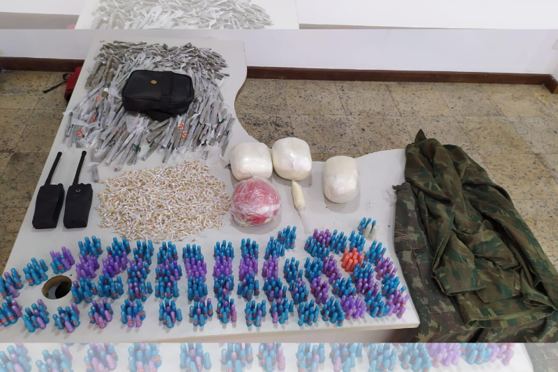 Material apreendido durante operação da polícia no Morro da Garrafa (Foto: Divulgação/ Polícia Militar)