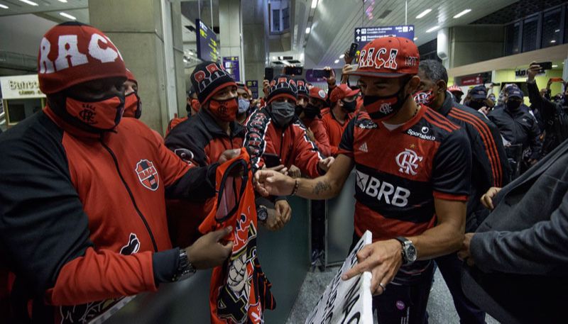 Maurício Isla é recebido pelos torcedores (Foto: Alexandre Vidal / Flamengo)